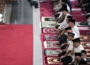 Bey Machmudin Beri Kejutan Tarawih di Masjid Lautze 2 Bandung