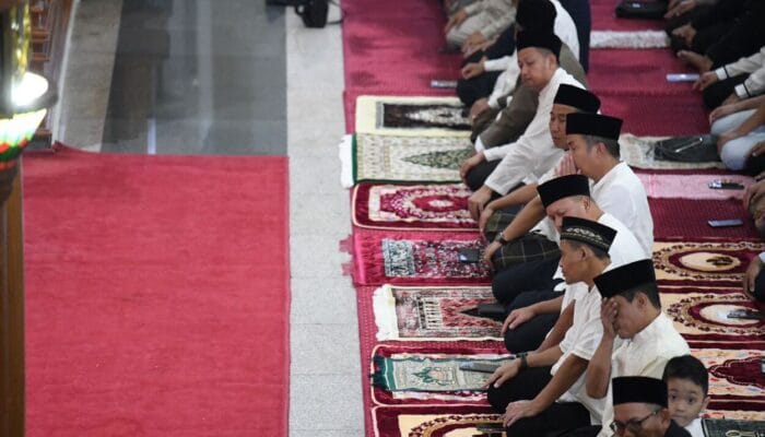 Bey Machmudin Beri Kejutan Tarawih di Masjid Lautze 2 Bandung