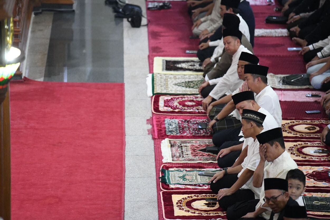 Bey Machmudin Beri Kejutan Tarawih di Masjid Lautze 2 Bandung