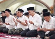 Bey Machmudin Salat Tarwih di Masjid Pusdai