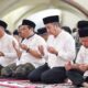 Bey Machmudin Salat Tarwih di Masjid Pusdai