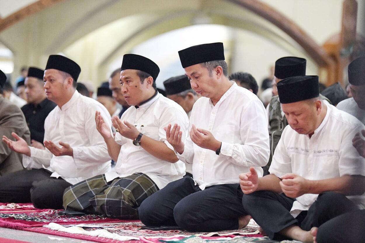 Bey Machmudin Salat Tarwih di Masjid Pusdai