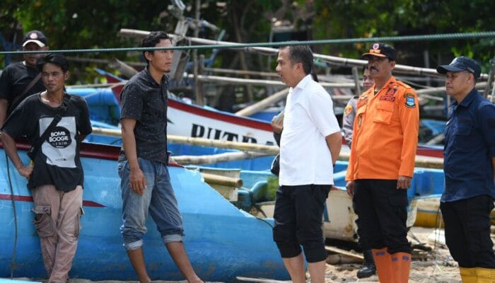 Bey Machmudin Tinjau Lokasi Banjir Rob di Rancabuaya