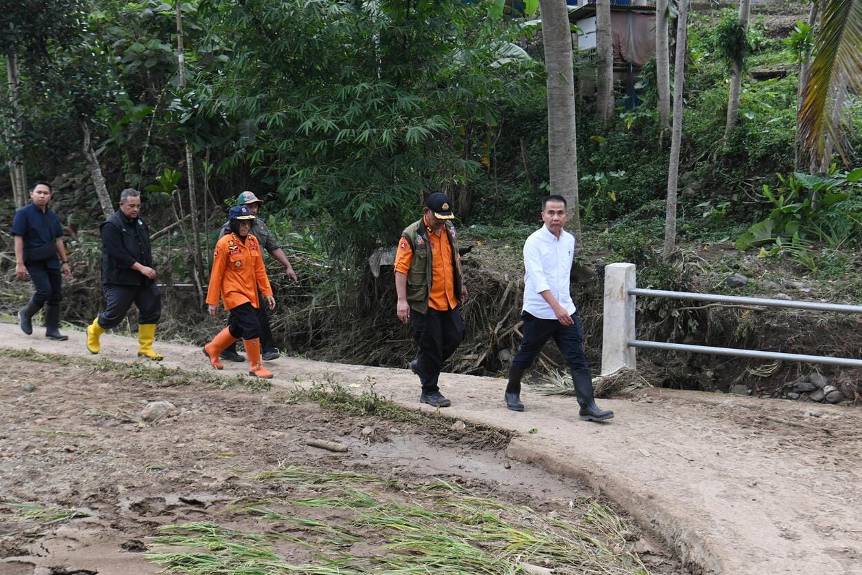 Bey Machmudin Tinjau Lokasi Longsor & Banjir di KBB