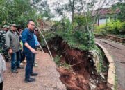 Bey Machmudin Tinjau Lokasi Pergerakan Tanah di KBB