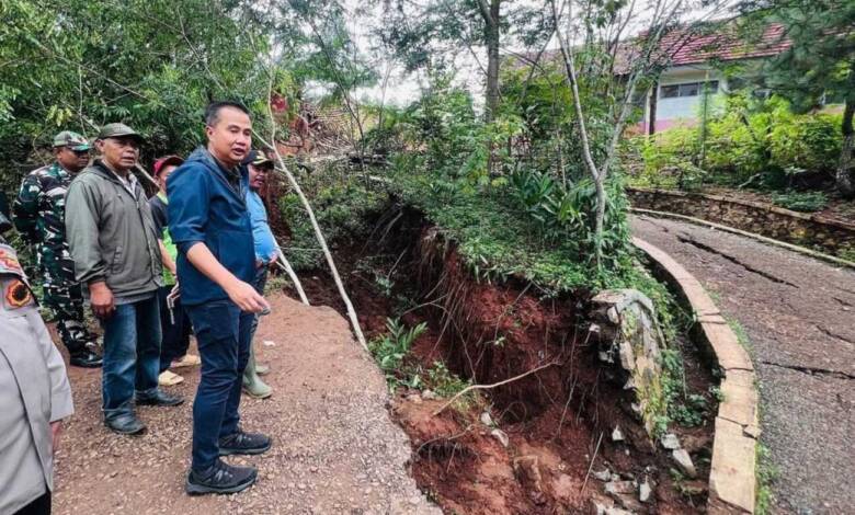 Bey Machmudin Tinjau Lokasi Pergerakan Tanah di KBB