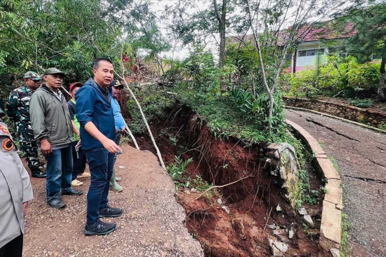 Bey Machmudin Tinjau Lokasi Pergerakan Tanah di KBB