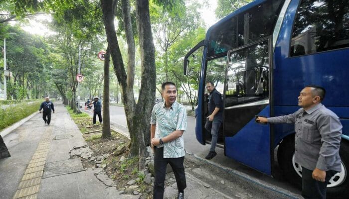 Friday Car Free, Penjabat Gubernur Jabar Naik Bus