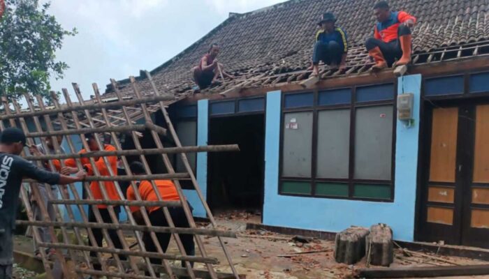 Tagana Kabupaten Magetan Perbaiki Rumah Terdampak Bencana