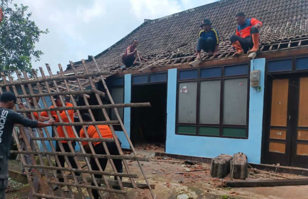 Tagana Kabupaten Magetan Perbaiki Rumah Terdampak Hidrometeorologi