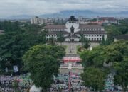 Umat Muslim Berdoa dalam Istighotsah Kubro Jawa Barat