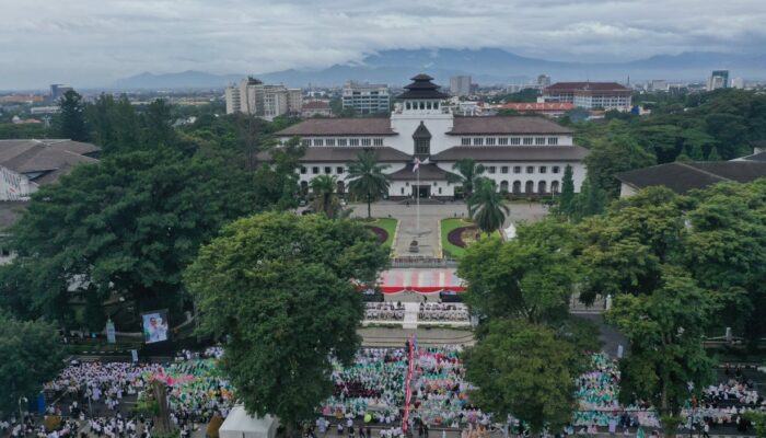 Umat Muslim Berdoa dalam Istighotsah Kubro Jawa Barat