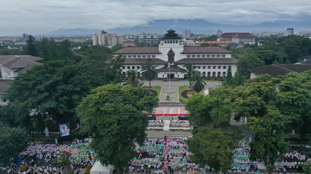 Umat Muslim Berdoa dalam Istighotsah Kubro Jawa Barat