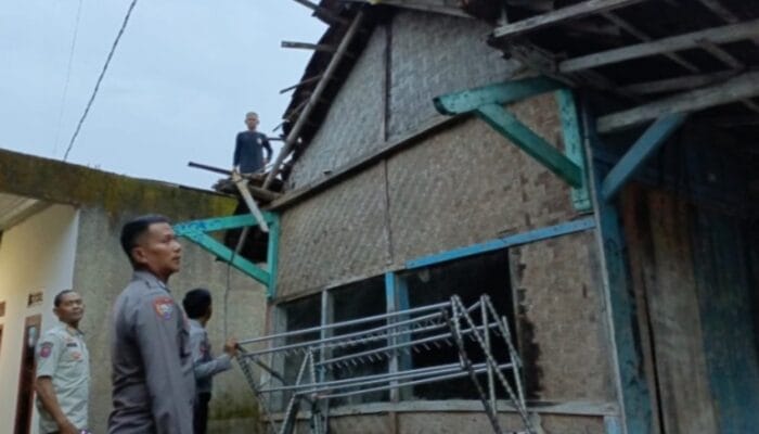Angin Puting Beliung Hancurkan 1 Rumah di Kab Bandung