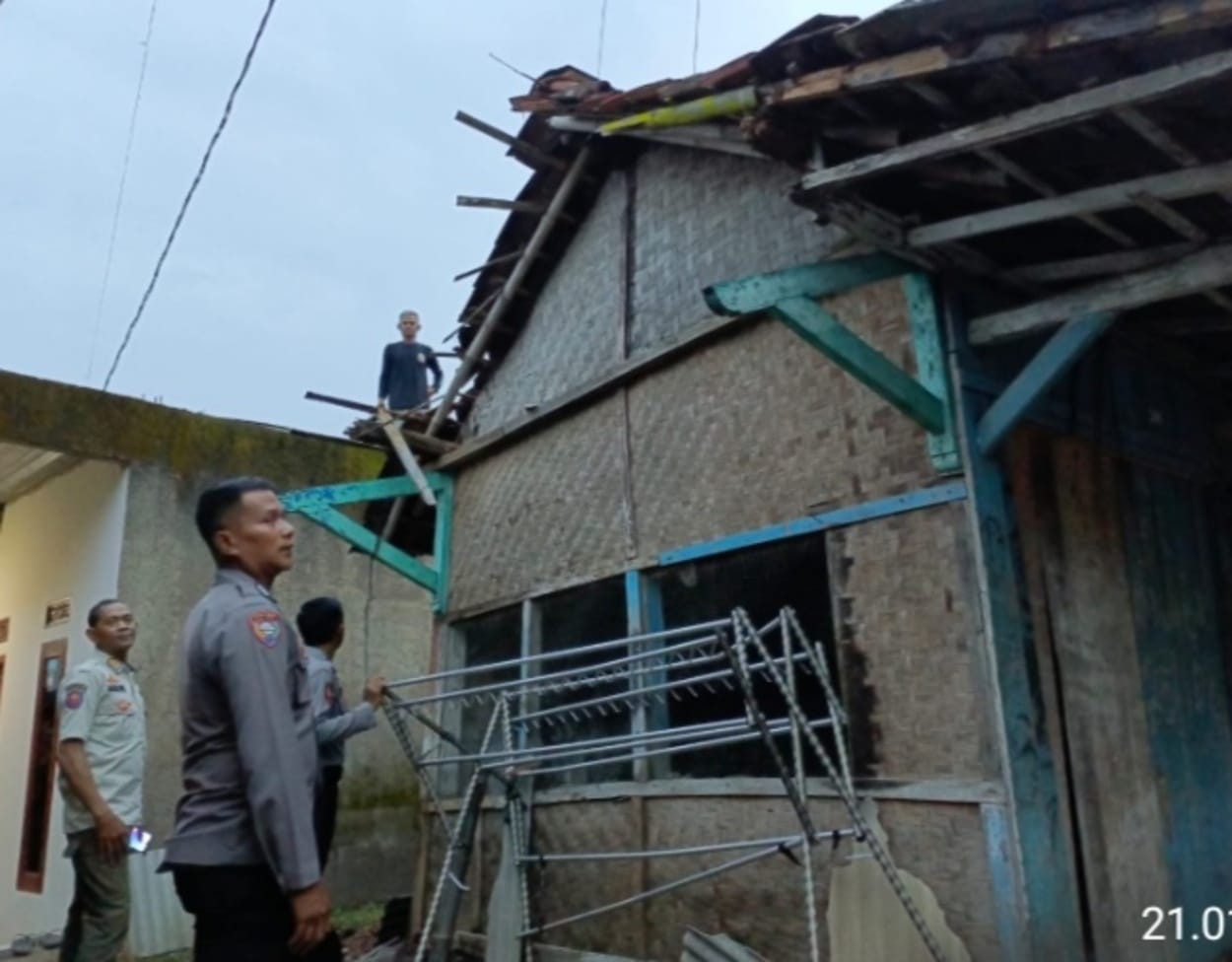 Angin Puting Beliung Hancurkan 1 Rumah di Kab Bandung