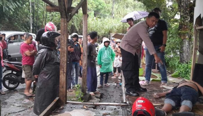 Berteduh Sambil Main HP, 2 Orang Tewas Tersambar Petir di Sukabumi