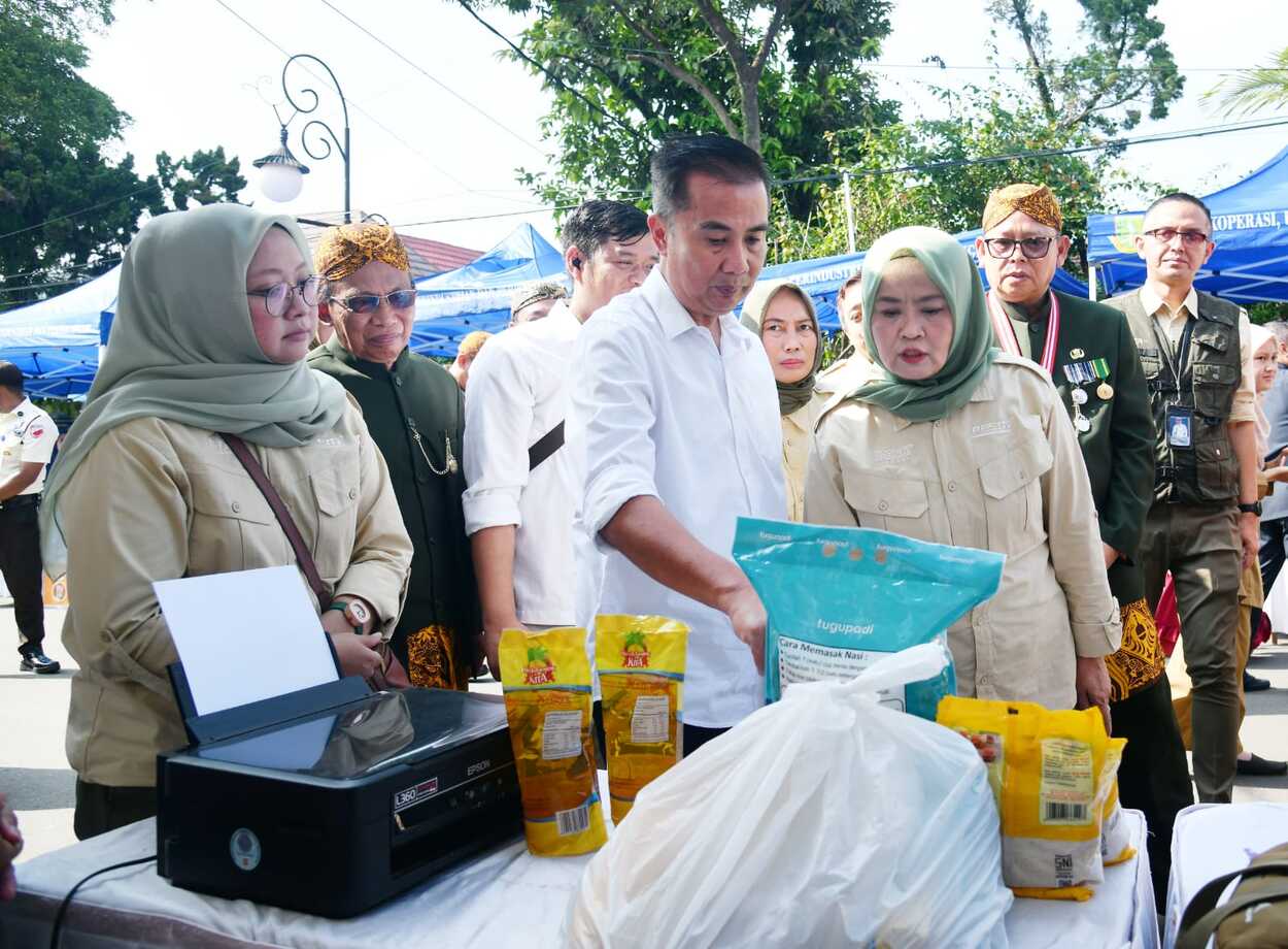 Bey Machmudin Resmikan Operasi Pasar Bersubsidi Kota Sukabumi