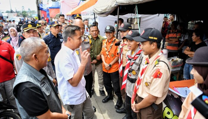 Bey Machmudin Tinjau Posko Lebaran di Bandung Barat