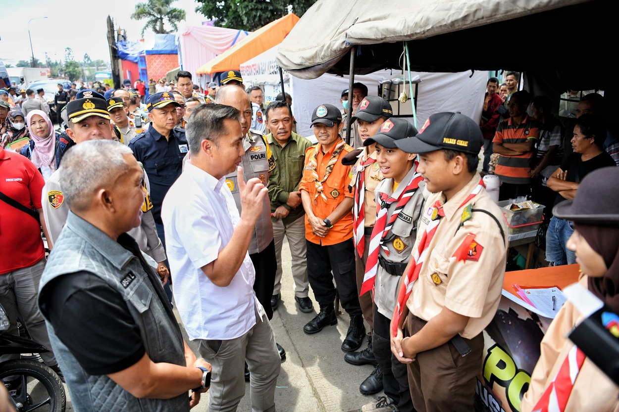 Bey Machmudin Tinjau Posko Lebaran di Bandung Barat