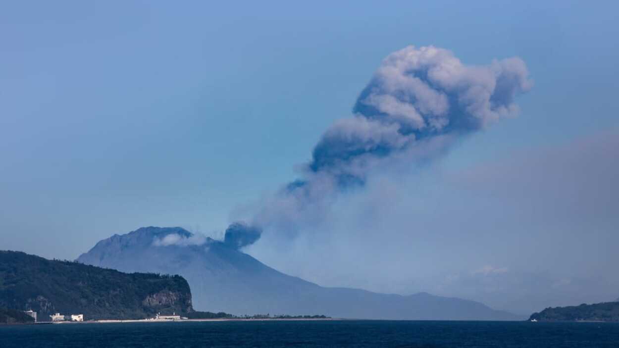 Gunung Ruang di Kabupaten Sitaro Kembali Erupsi