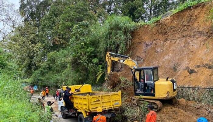 Jalur Objek Wisata Telaga Sarangan Tertutup Longsor