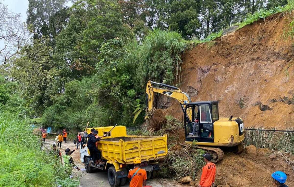 Jalur Objek Wisata Telaga Sarangan Tertutup Longsor