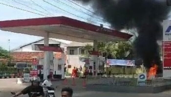 Motor Terbakar di SPBU Weru, Warga Panik