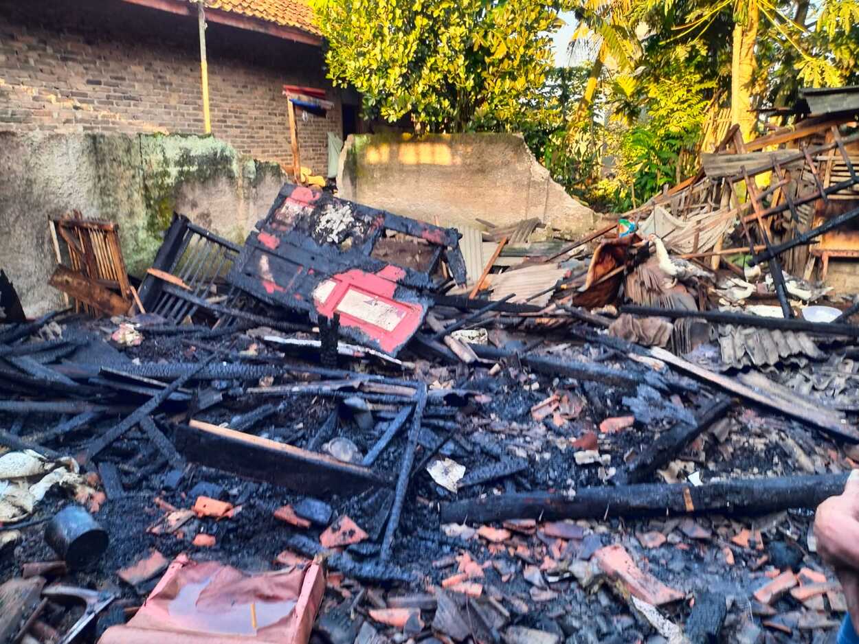 Rumah Nenek Cucu Mulyati di Cianjur Hangus Jadi Arang