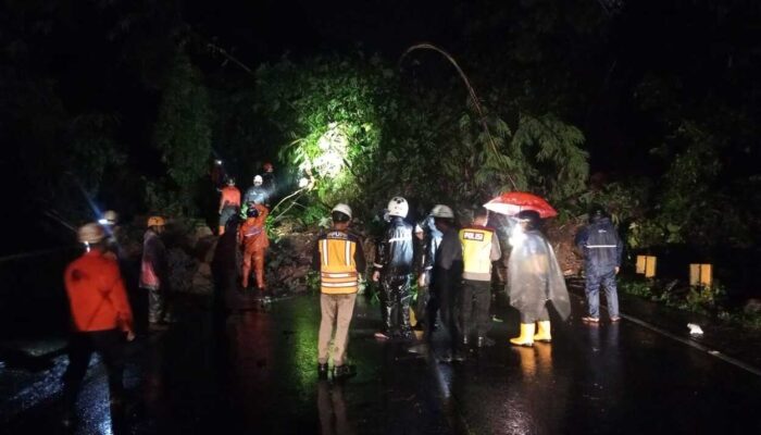 Tebing Longsor di Bojongkokosan Tutup Akses Sukabumi-Bogor