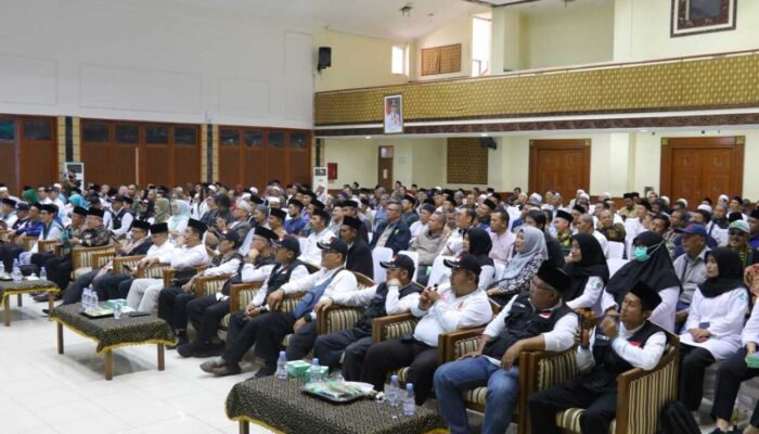 Bupati Bandung Lepas 430 Petugas Jemaah Haji