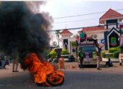 Driver Online Demo di Depan Kantor Bupati Karawang