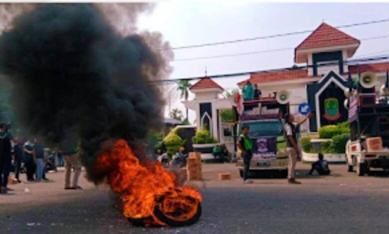 Driver Online Demo di Depan Kantor Bupati Karawang