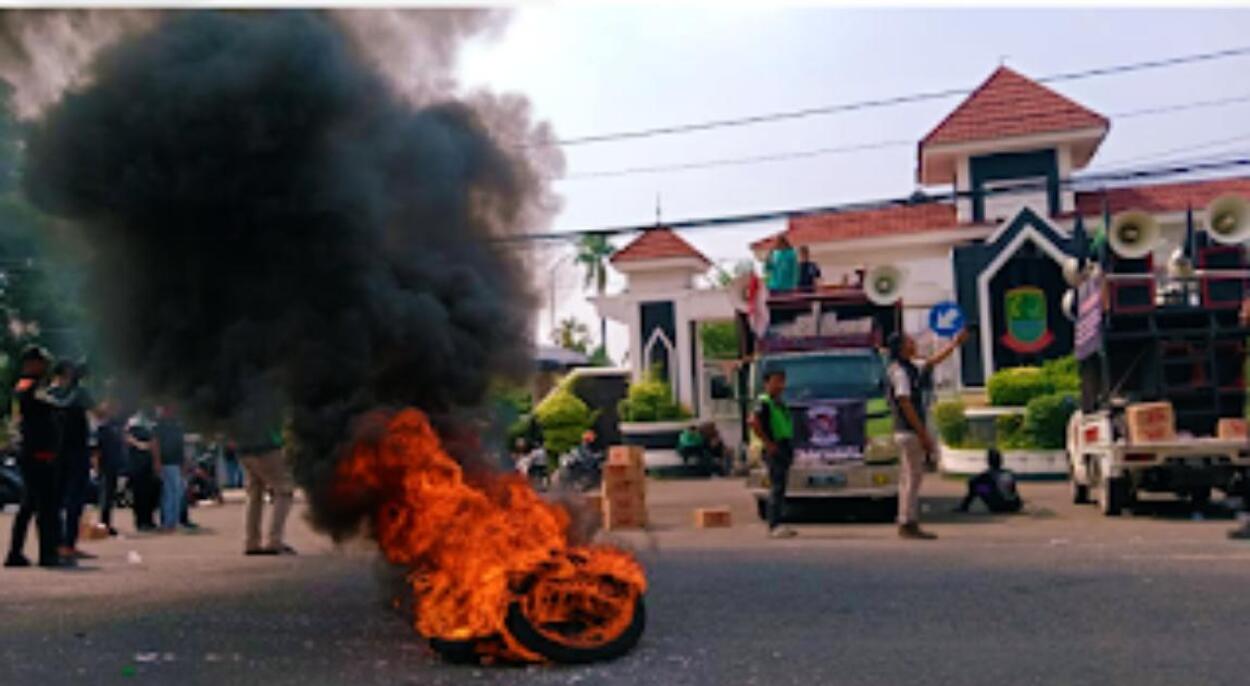 Driver Online Demo di Depan Kantor Bupati Karawang