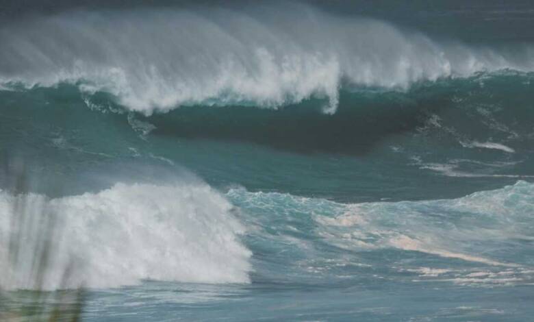 Gelombang Tinggi Terjang Pesisir Pantai Lebak Selatan