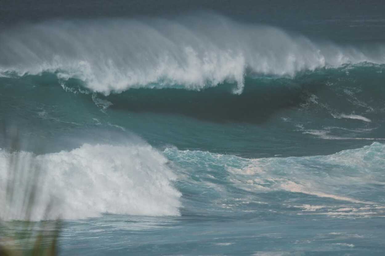 Gelombang Tinggi Terjang Pesisir Pantai Lebak Selatan