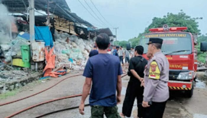 Gudang Limbah di Purwasari Karawang Kebakaran