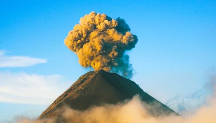 Gunug Ibu di Halbar Malut Kembali Erupsi