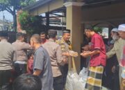 Jumat Berbagi, Polisi Bagikan Nasi Kotak kepada Warga Nanggeleng Kota Sukabumi