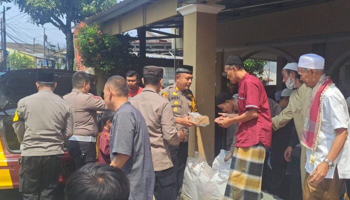 Jumat Berbagi, Polisi Bagikan Nasi Kotak kepada Warga Nanggeleng Kota Sukabumi