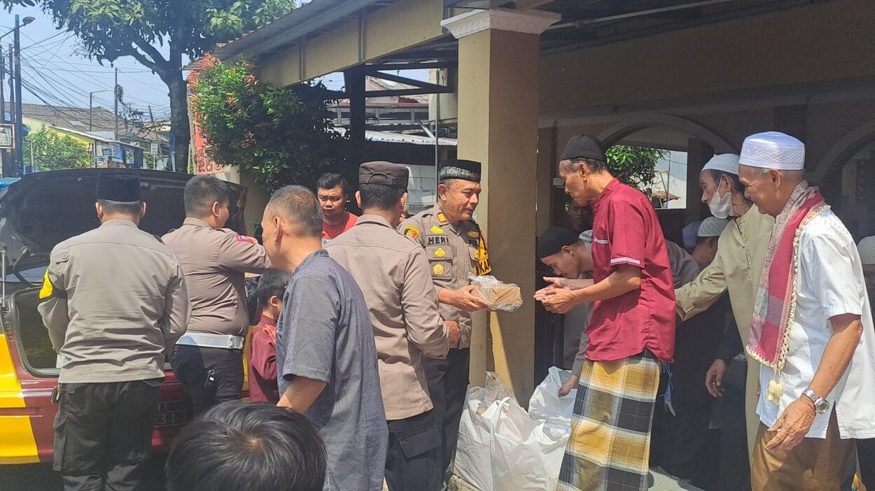 Jumat Berbagi, Polisi Bagikan Nasi Kotak kepada Warga Nanggeleng Kota Sukabumi
