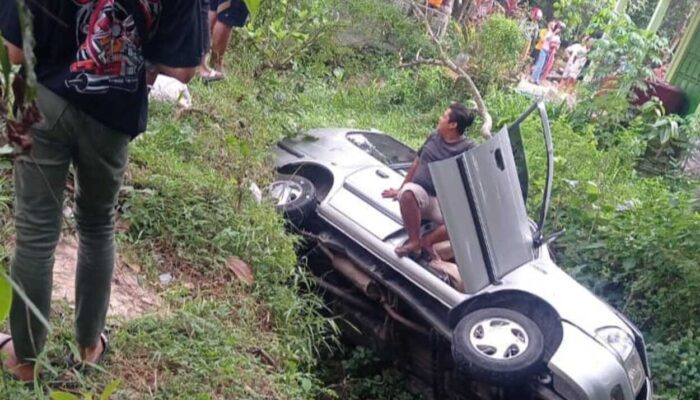 Minibus Terbalik ke Parit, 7 Orang Terluka