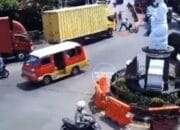 Pemotor Terlindas Truk di Pertigaan Parcom Purwakarta
