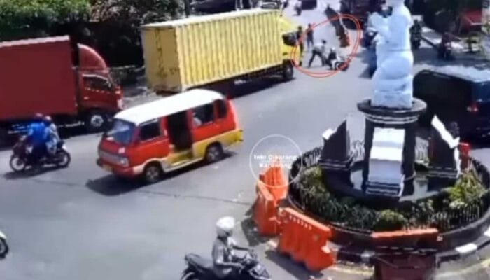 Pemotor Terlindas Truk di Pertigaan Parcom Purwakarta