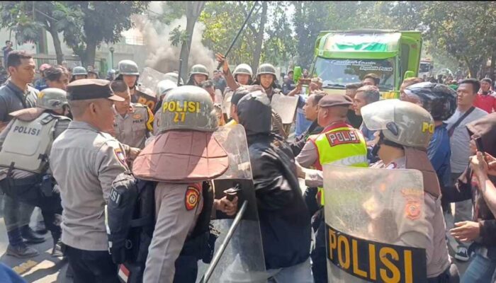 Pendemo Bentrok, Belasan Orang di Cianjur Diamankan