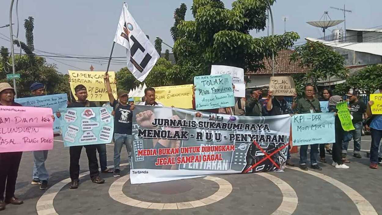 Puluhan Jurnalis Sukabumi Gelar Aksi Demo, Tolak RUU Penyiaran