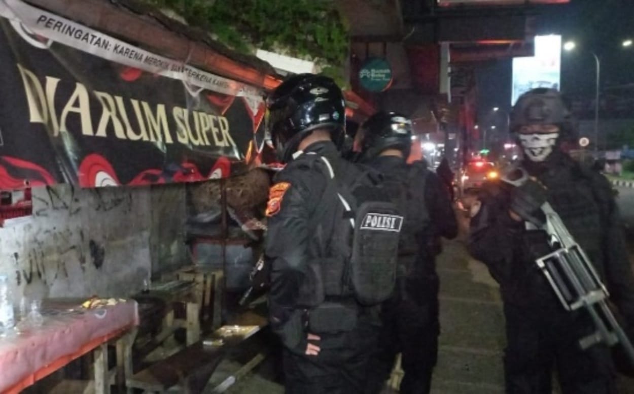 Sekelompok Remaja di Tasik Pesta Miras di Pinggir Jalan