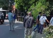 Tronton Timpa Pemotor di Jalur Tengkorak Cianjur