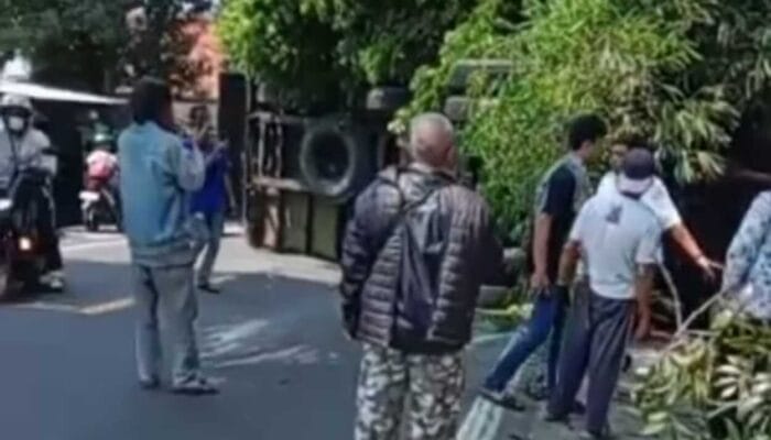 Tronton Timpa Pemotor di Jalur Tengkorak Cianjur