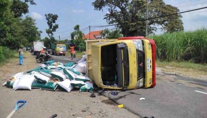 Truk Bermuatan Pupuk Terguling di Magetan