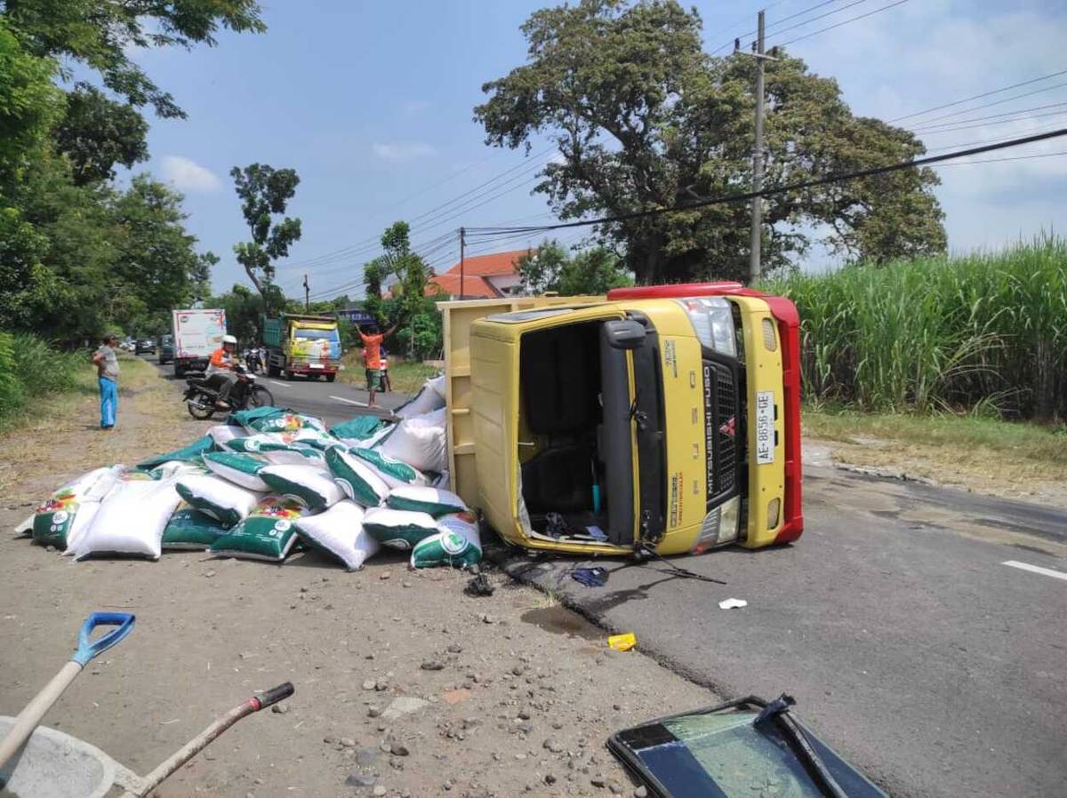 Truk Bermuatan Pupuk Terguling di Magetan